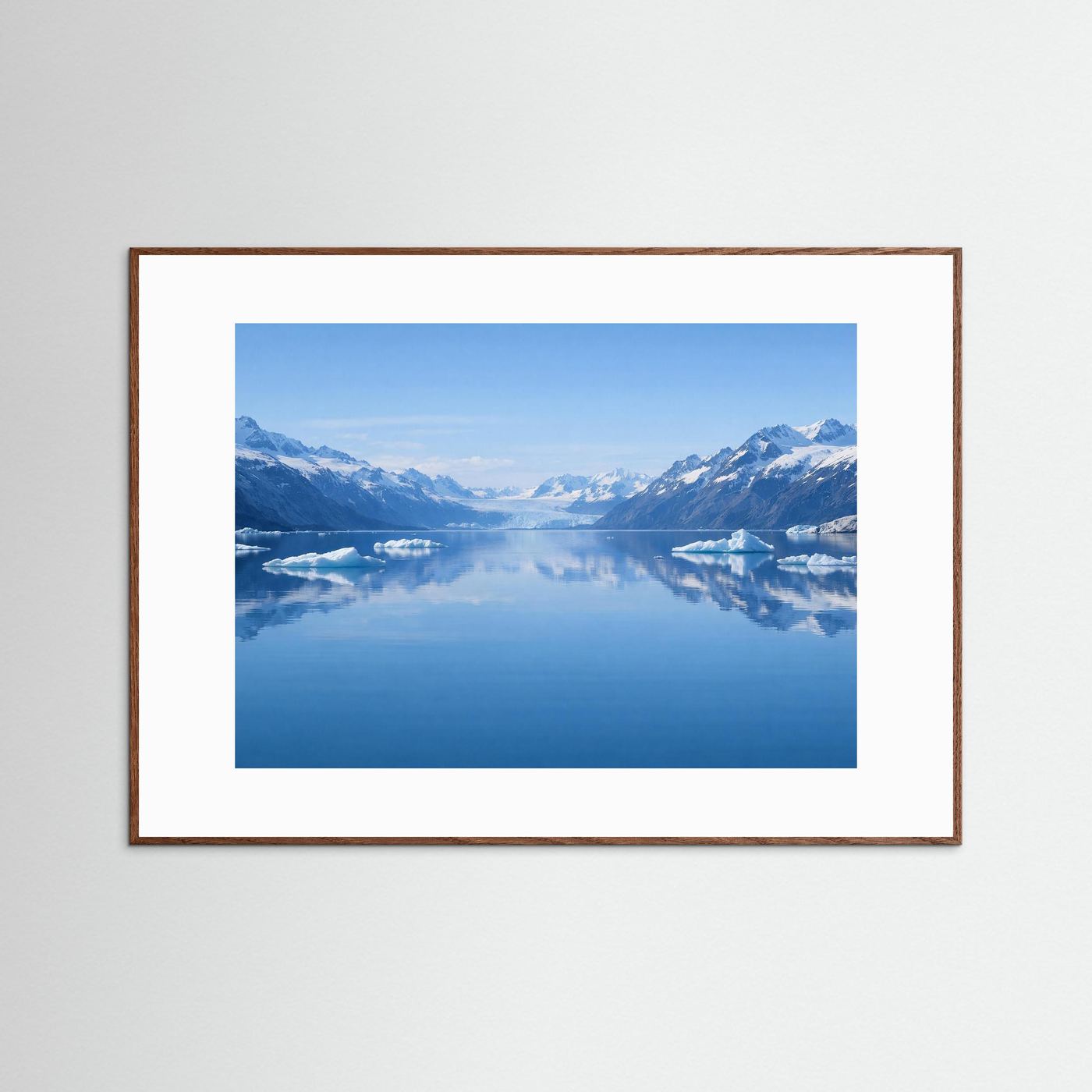 Poster im Querformat mit Gletscher- und Eisbergmotiv, brauner Holzrahmen und weißer Rand