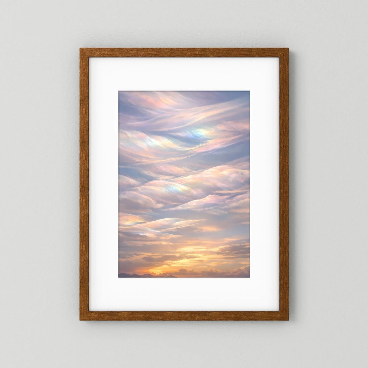 Poster im Hochformat mit braunem Holzrahmen und weißem Passepartout, Pastellwolken bei Sonnenuntergang.