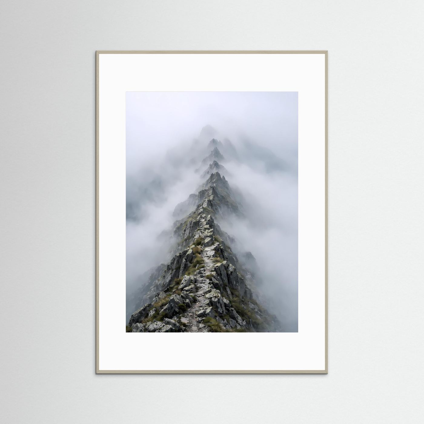 Hochformatiges Poster mit Bergspitze im Nebel, grau gerahmt
