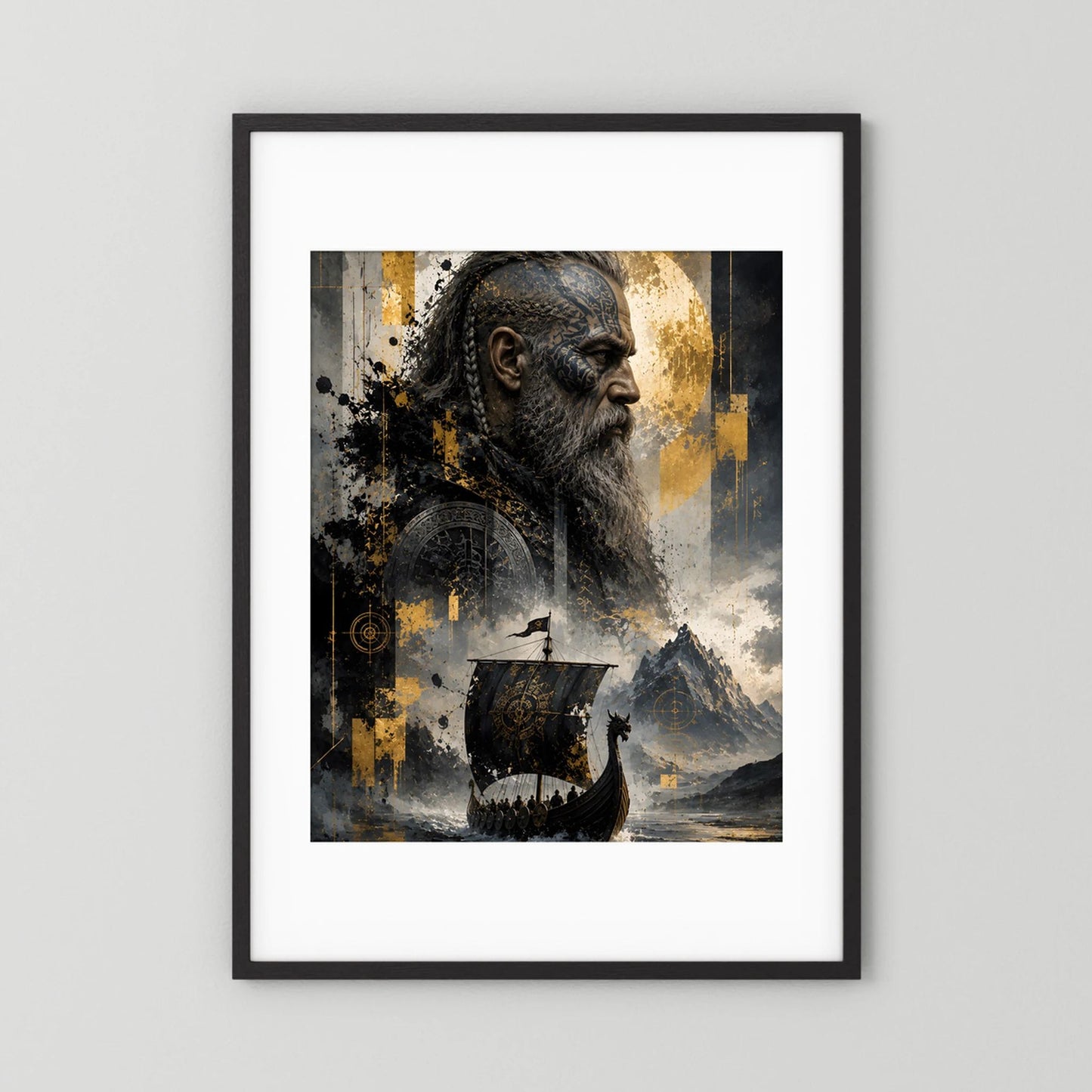 Wandkunstposter im Hochformat mit Wikingerkopf im Profil, Wikingerschiff, gold-schwarzes Motiv, schwarzer Rahmen.