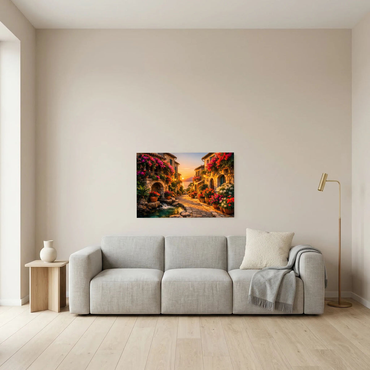 Querformatiges Wandposter mediterrane Gasse mit Blumenfassaden und Sonnenuntergang