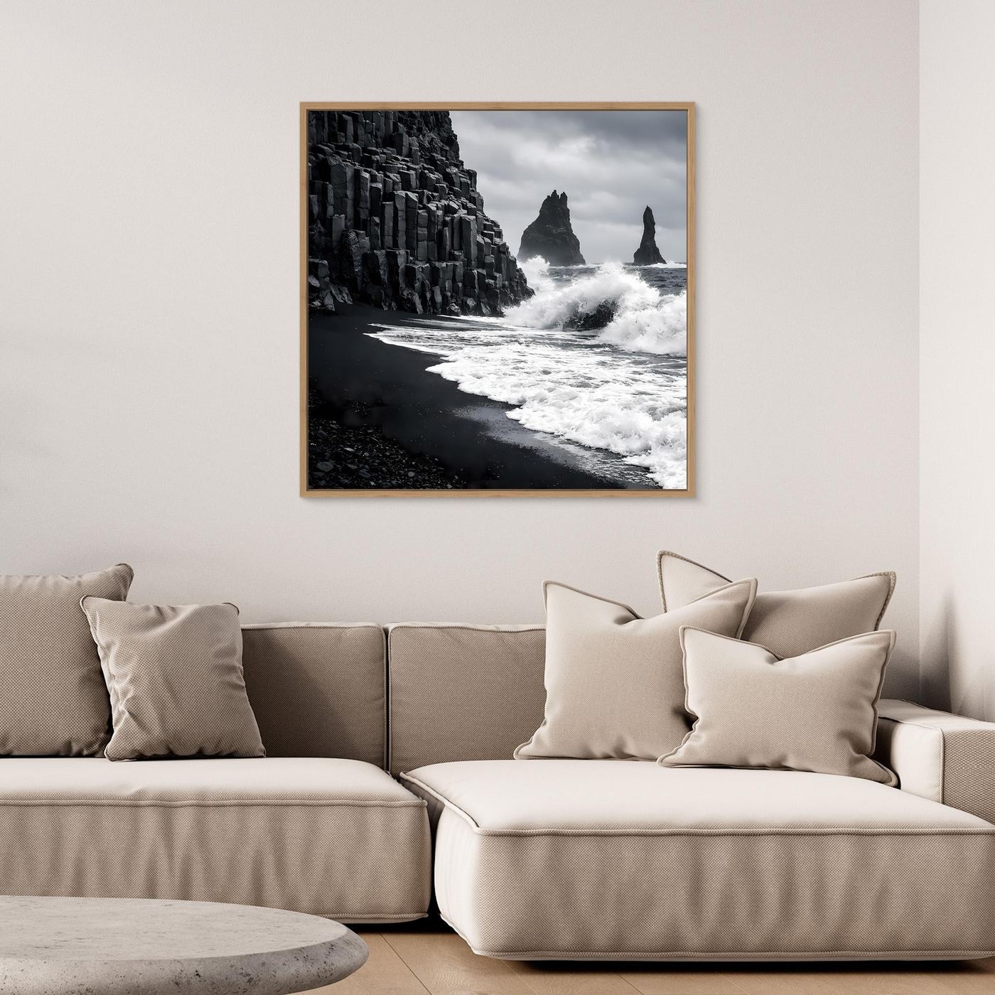 Leinwandbild: Schwarz-Weiß-Küste mit schwarzem Sand und Basaltsäulen, Eichenholzrahmen