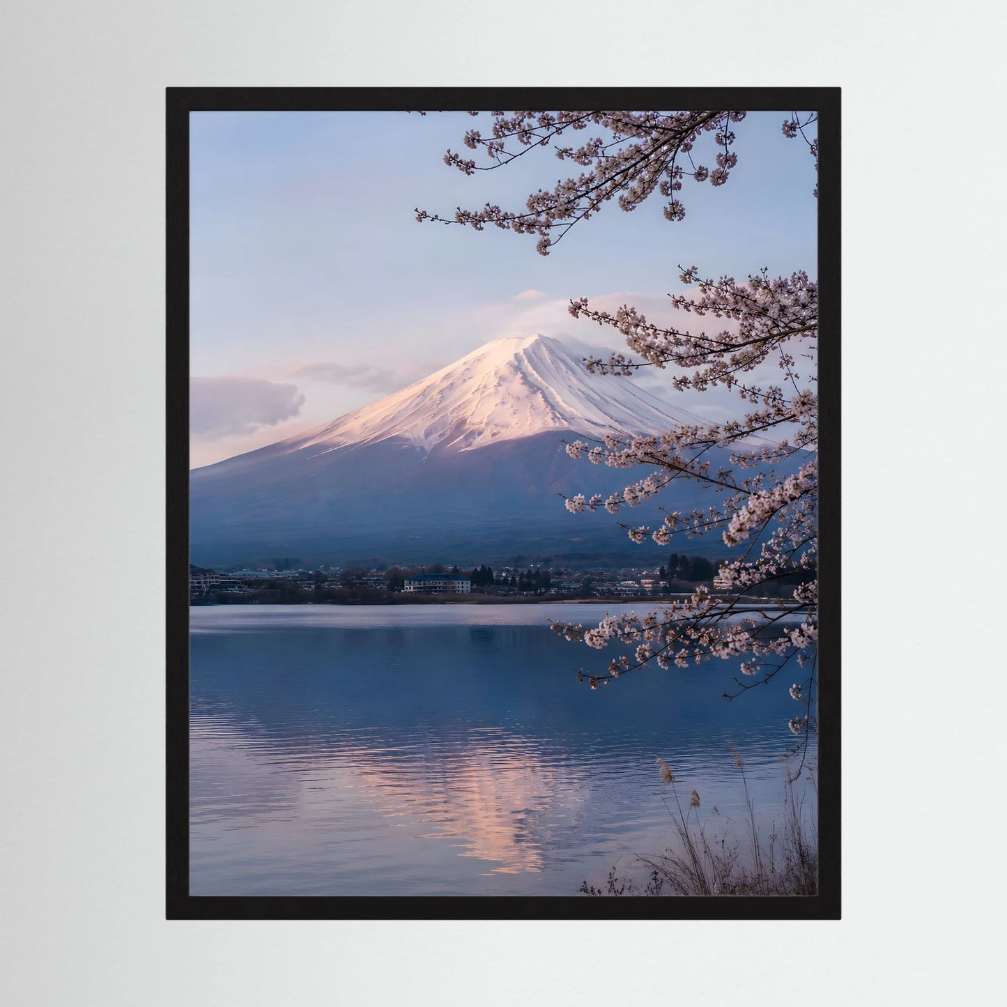 Gerahmtes Hochformat-Kunstposter: Berg mit Kirschblüten, See im Abendlicht