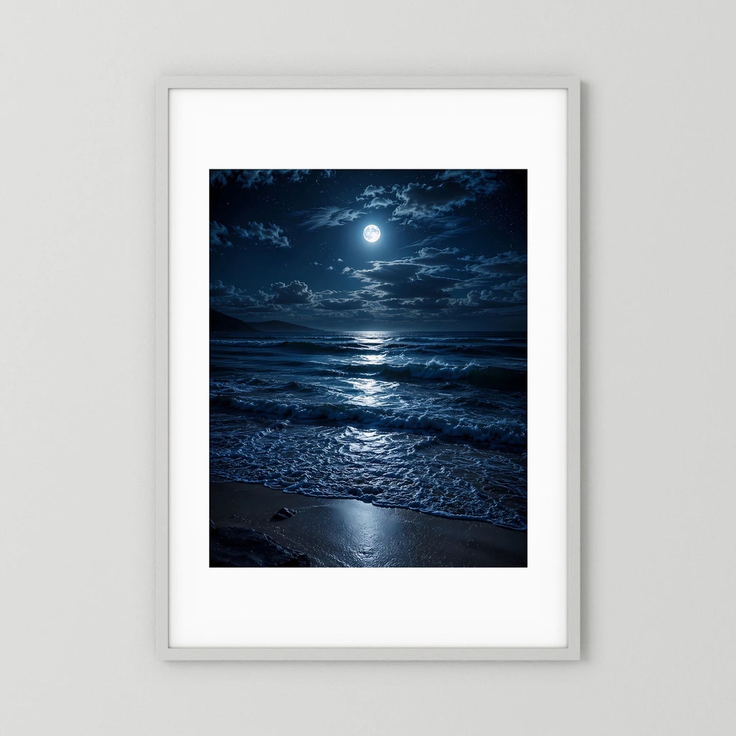 Hochkant-Poster mondhelles Meer unter Wolken, weißer Rahmen mit breitem Passepartout