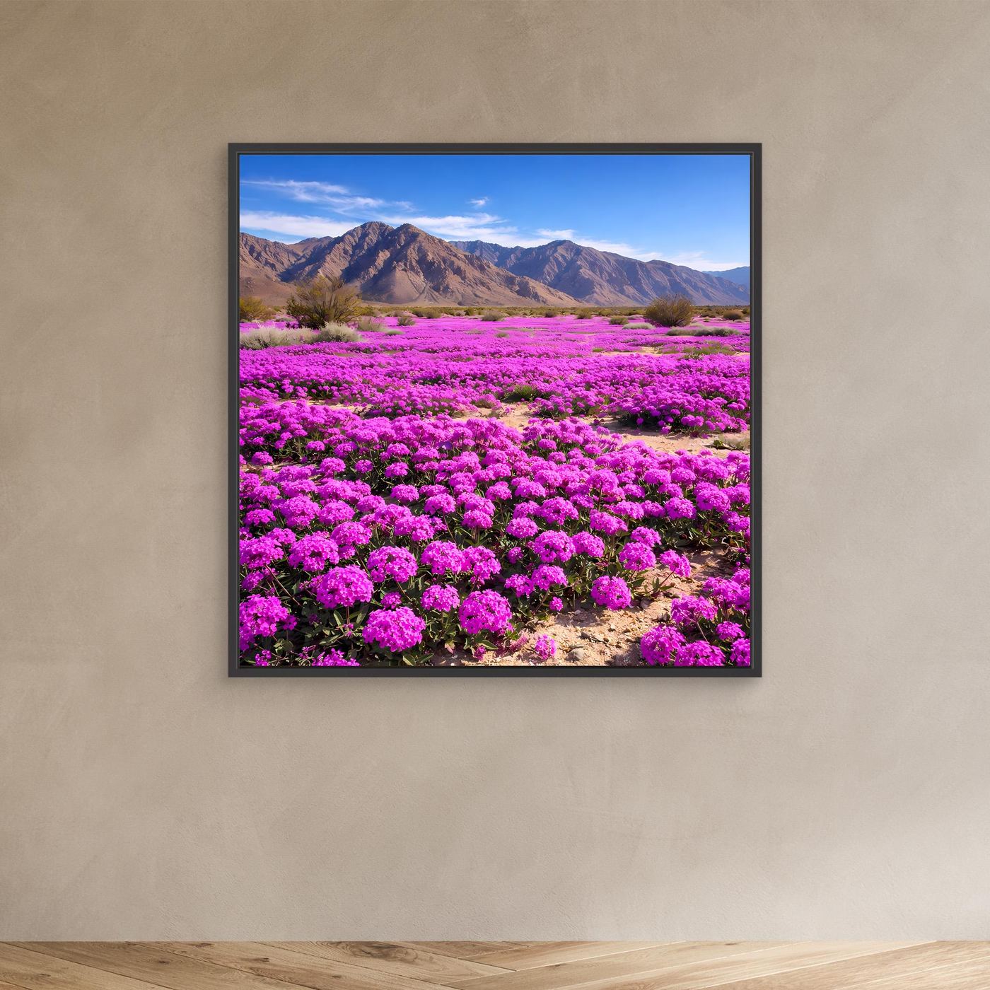 Leinwandbild mit violettem Blütenfeld und Bergpanorama, schwarzer Rahmen