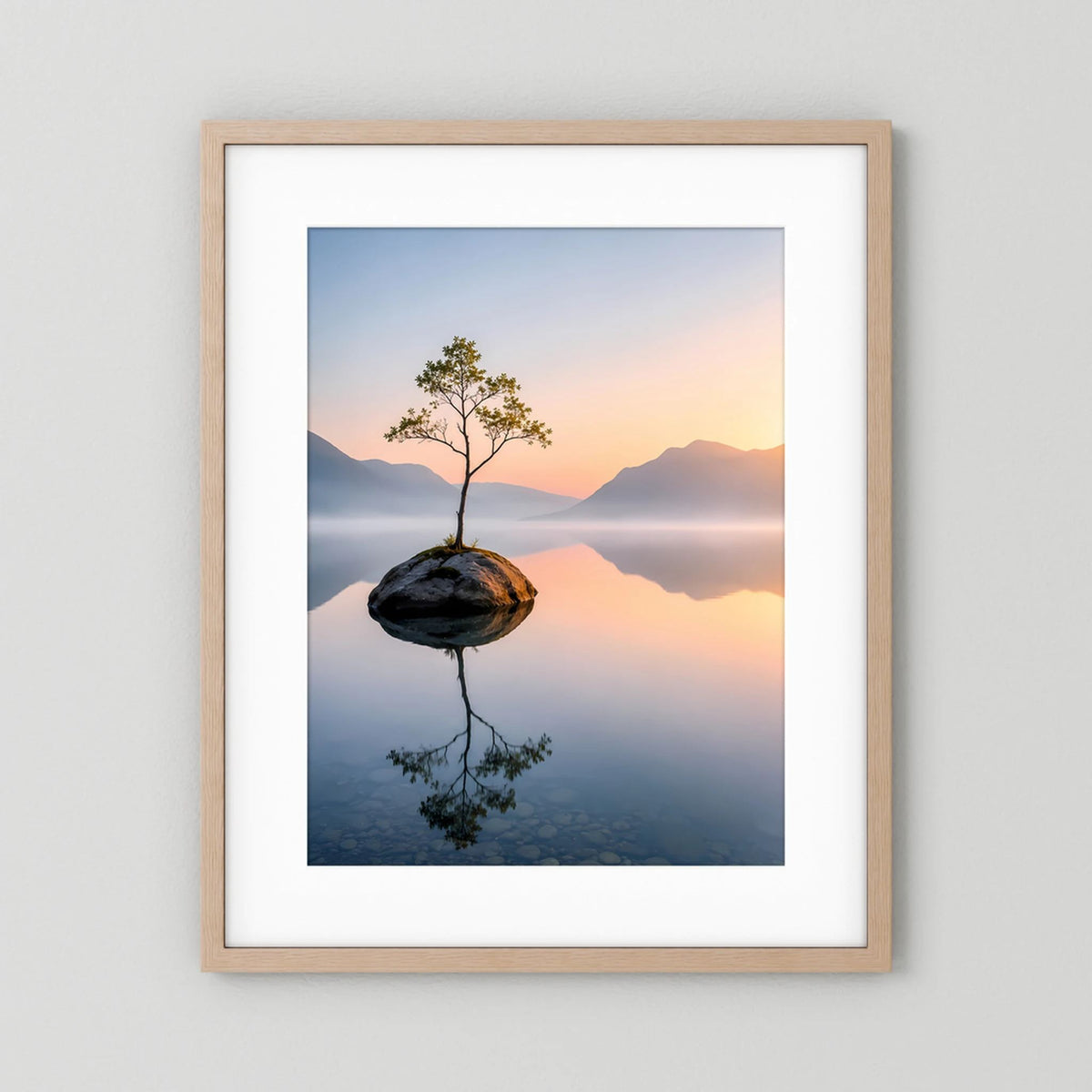 Hellbrauner Rahmen mit weißem Passepartout: Hochformat-Kunstposter mit Baum im Bergsee.