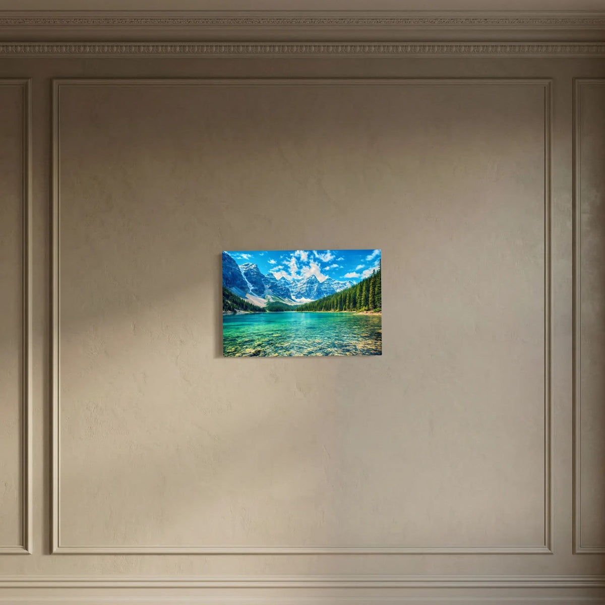 Wandbild mit türkisfarbenem Bergsee, Alpenfelsen und bewaldeten Hängen