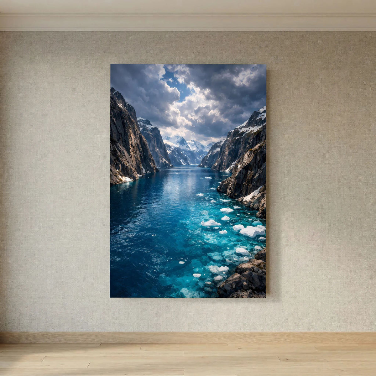 Hochformatiges Poster: Fjord zwischen steilen Felswänden, türkisblau und Eisreste