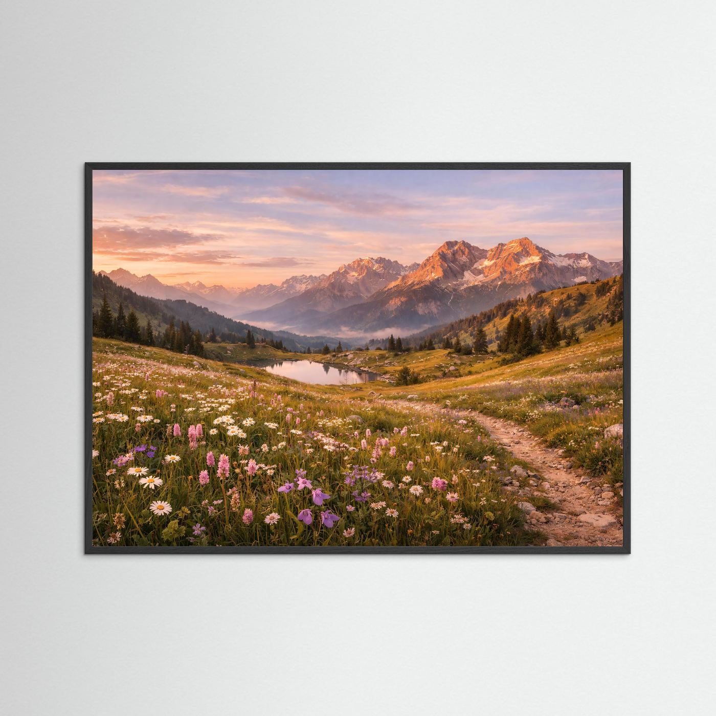 Panorama-Poster im schwarzen Rahmen: blühende Wiese, Fluss und Bergkette