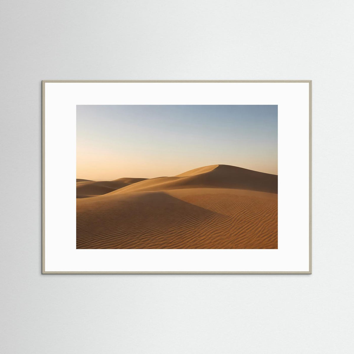Poster Querformat mit minimalistischen Sanddünen in warmen Erdtönen, heller Rahmen