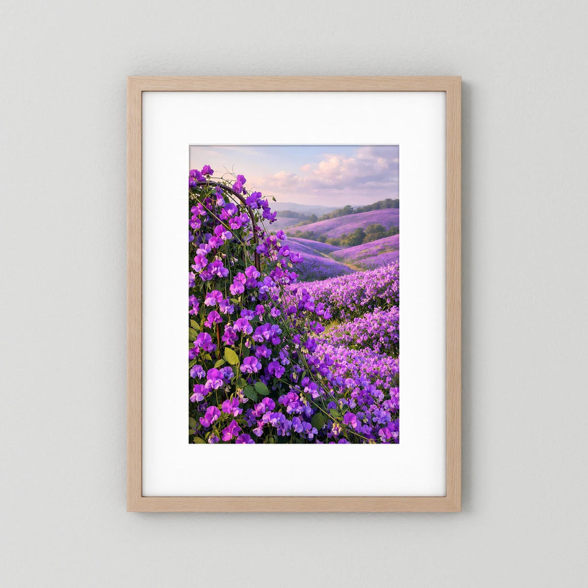 Gerahmtes Poster: lila Blumen im Hügelland, heller Holzrahmen, Hochformat