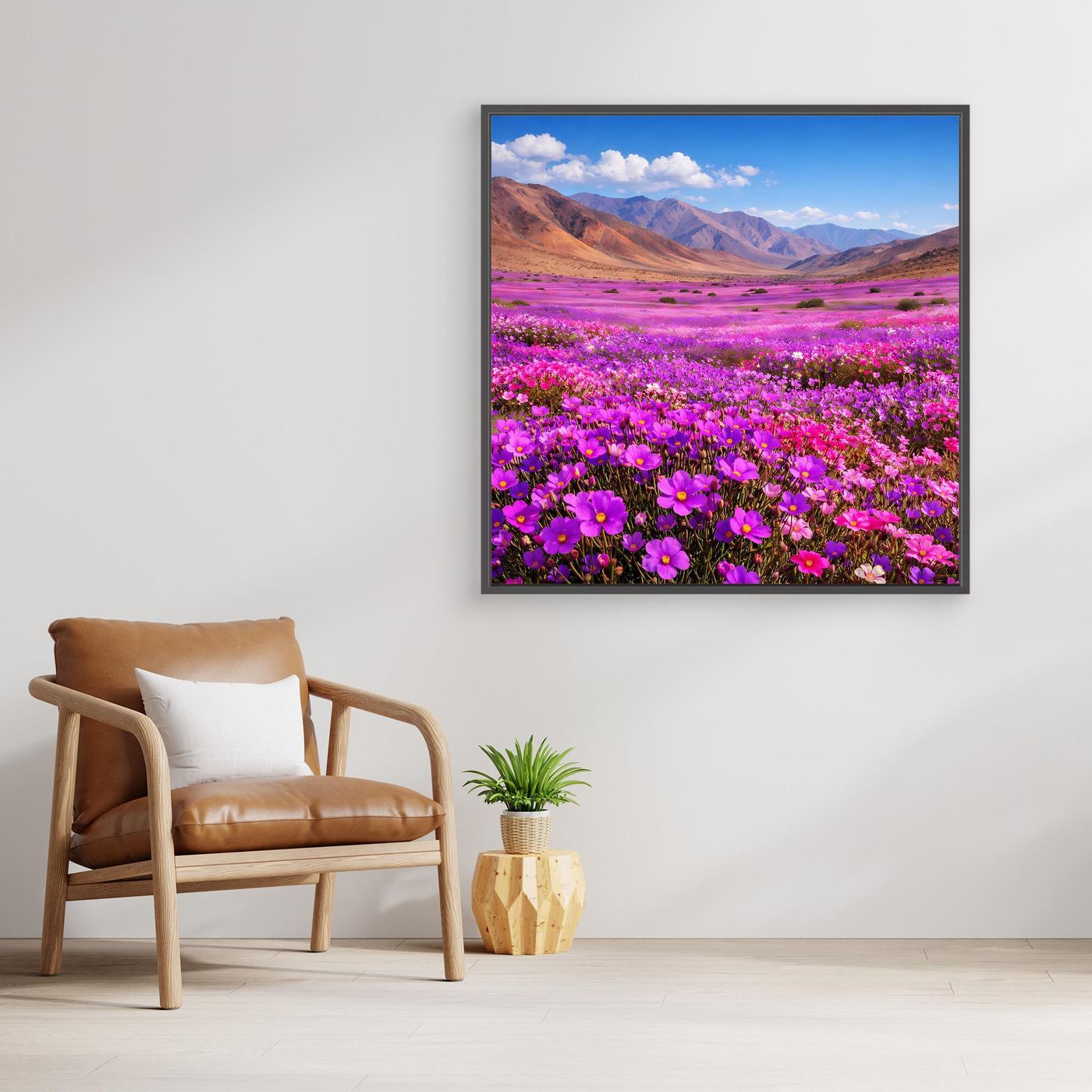 Leinwandbild mit schwarzem Rahmen, lila Blumenwiese und Bergkette im Blick.