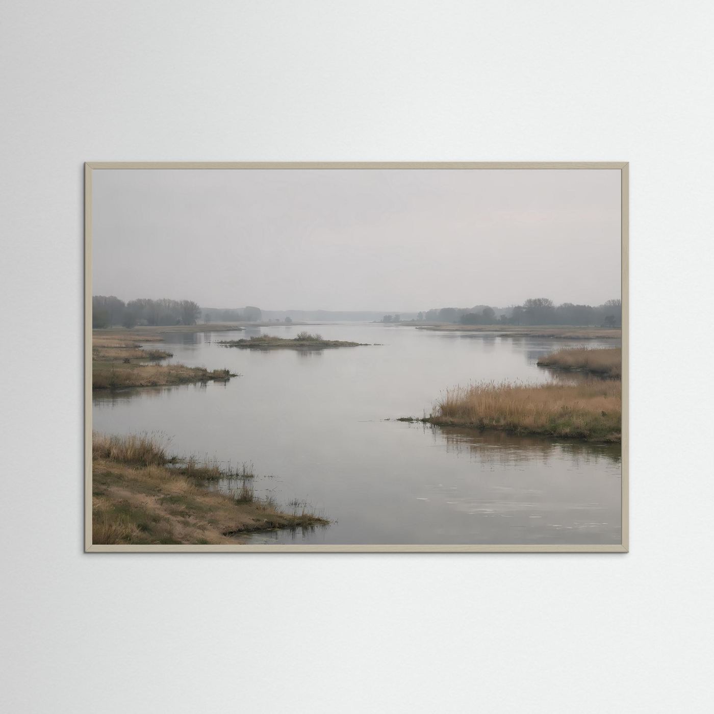 Naturposter mit Flusslandschaft im Morgennebel, beiger Holzrahmen