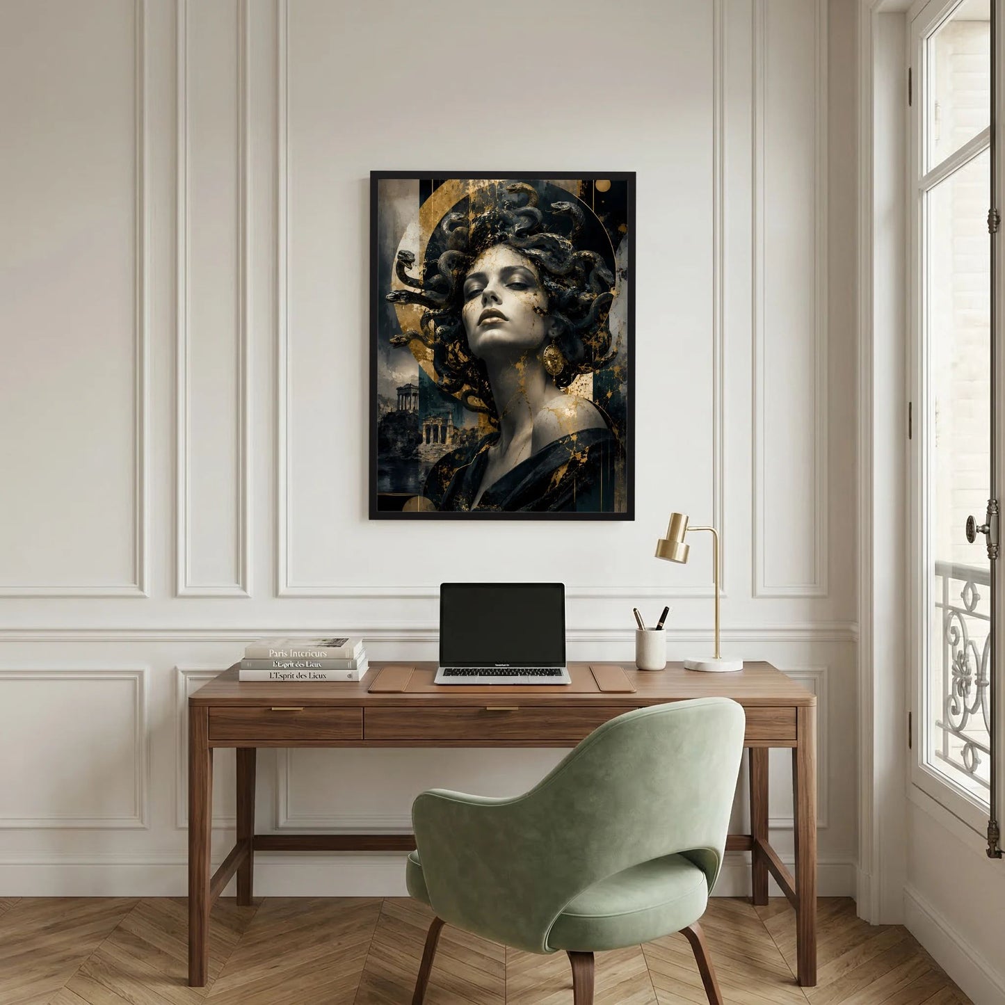 Gerahmtes Hochformat-Poster mit Porträt einer Frau, schlangenartiges Haar, schwarz-goldene Details