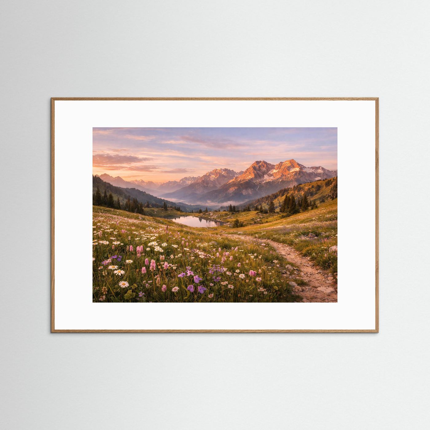 Landschafts-Panorama-Poster mit hellem Holzrahmen und Blumenwiese im Tal