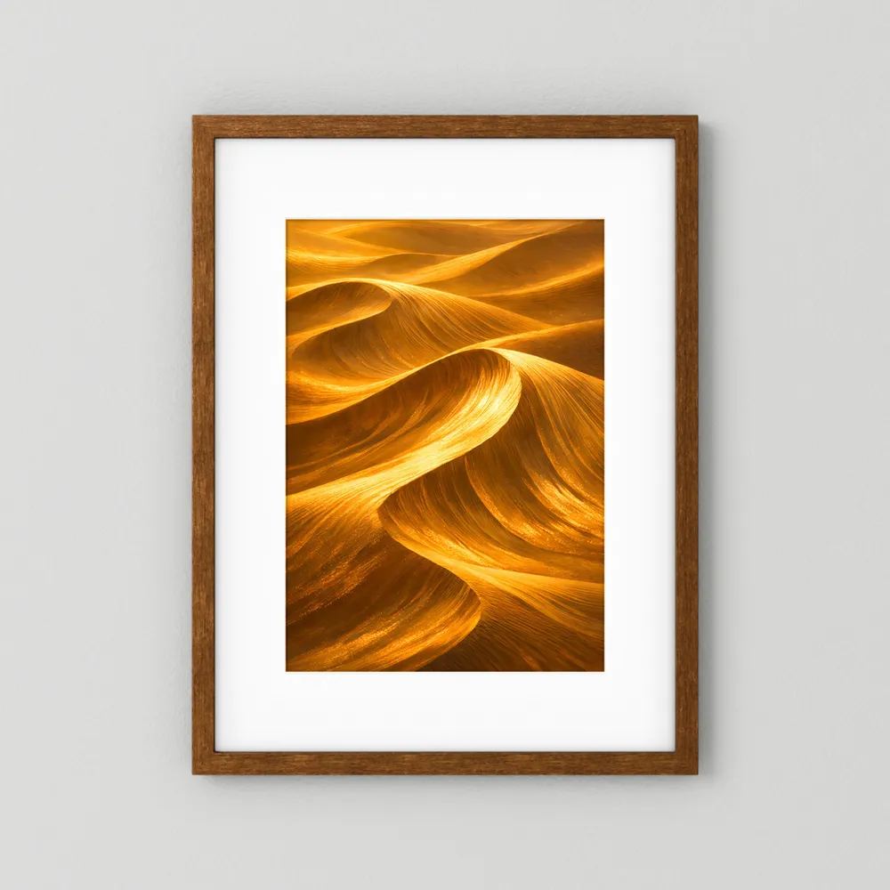 Wüstenlandschafts-Poster im Hochformat mit braunem Holzrahmen und goldenen Sanddünen