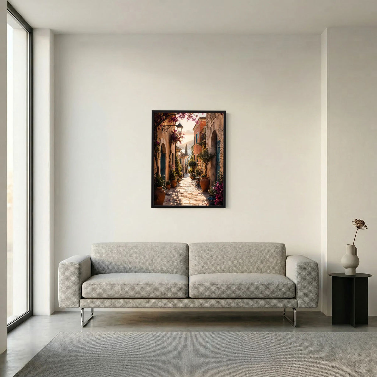 Poster im schwarzen Rahmen über Sofa: mediterrane Gasse mit Blumen, Hochformat