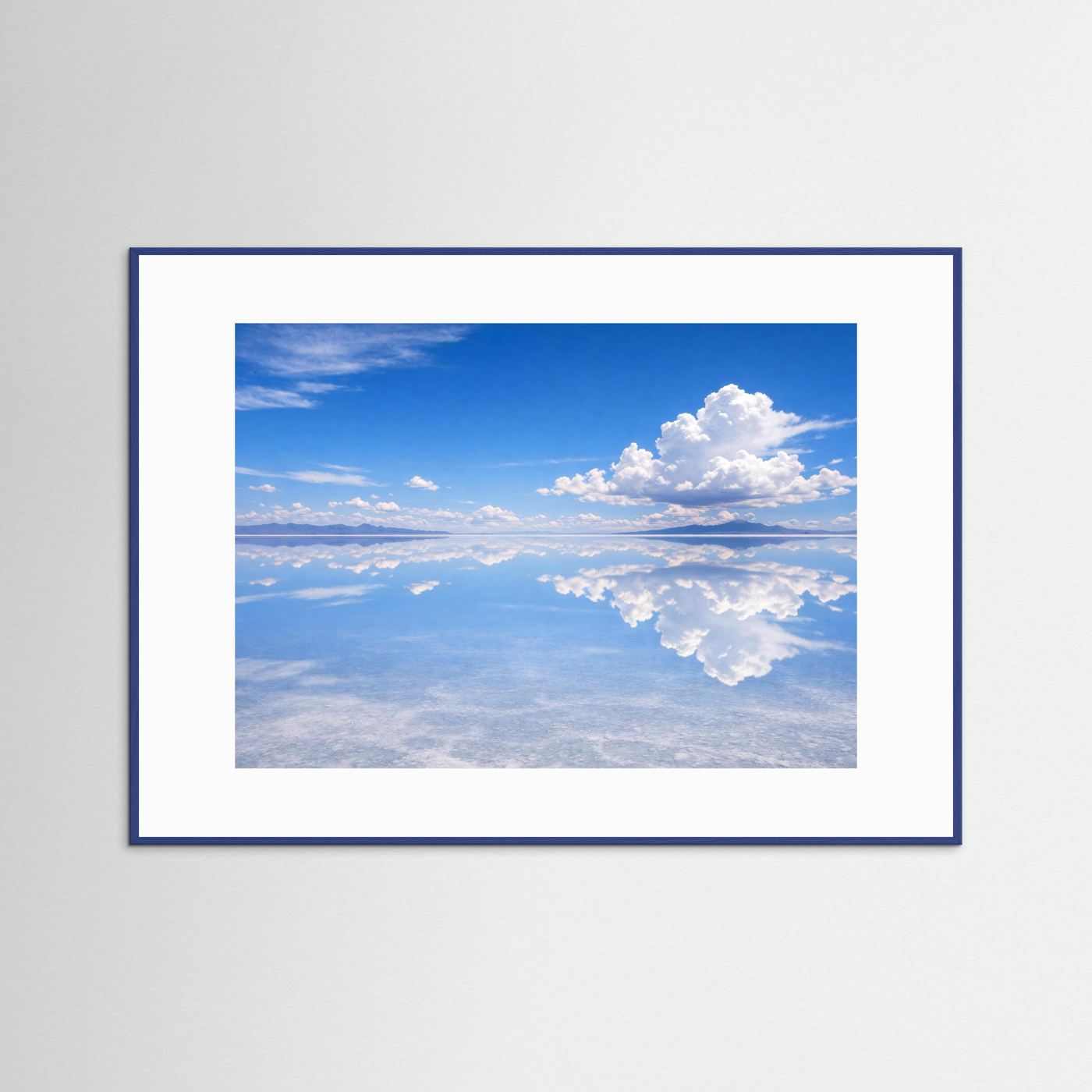Poster Panorama: blaue Salzwüste mit Wolkenspiegelung und Himmel, blauer Rahmen