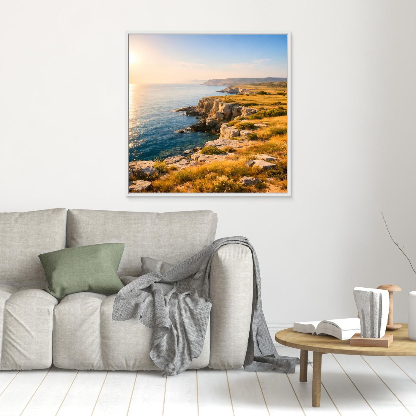 Leinwandbild Steilküste: Meer, Felsen und gelbes Gras, weiß gerahmt