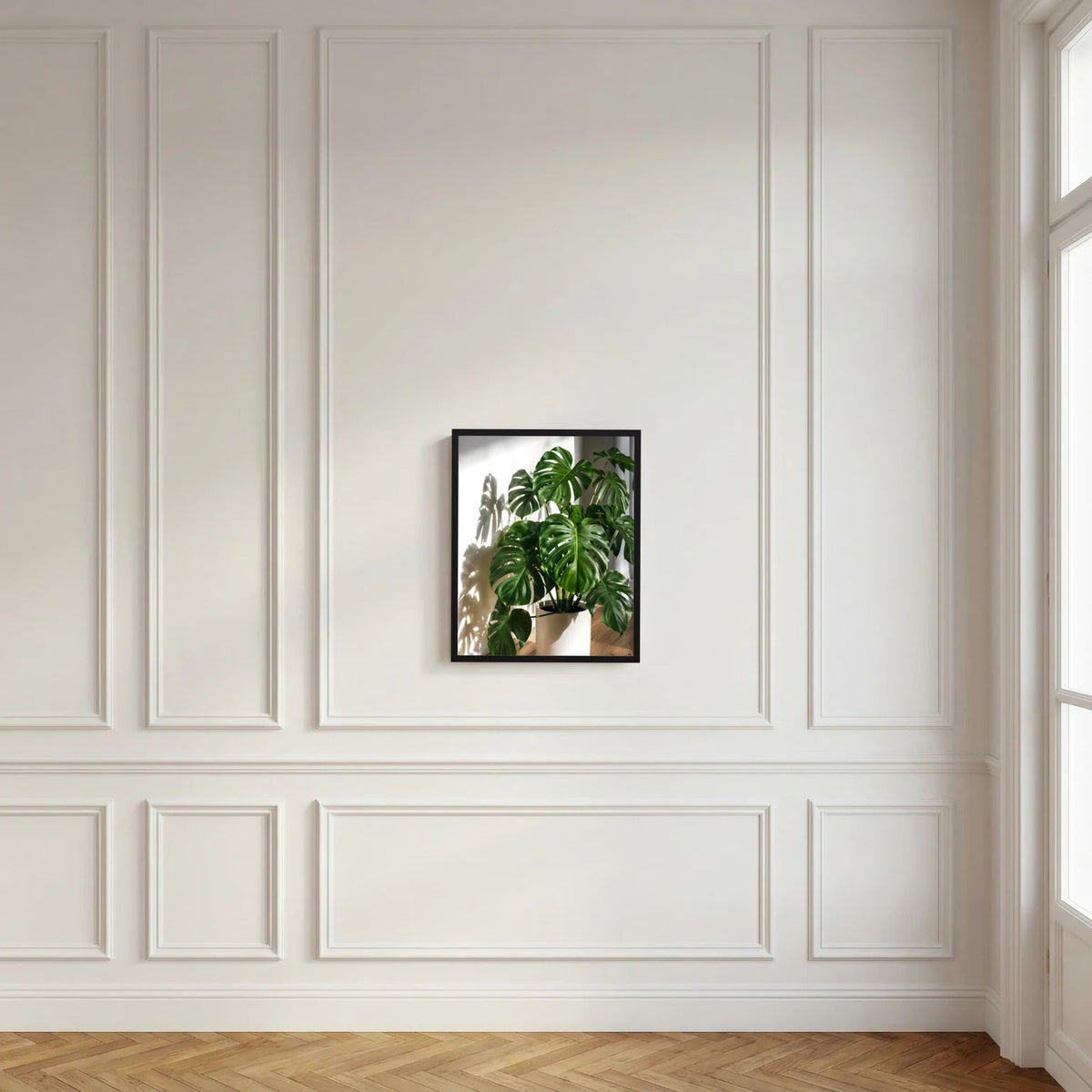 Gerahmtes Hochformat-Poster mit Monstera-Pflanze in hellem Topf, schwarzer Rahmen