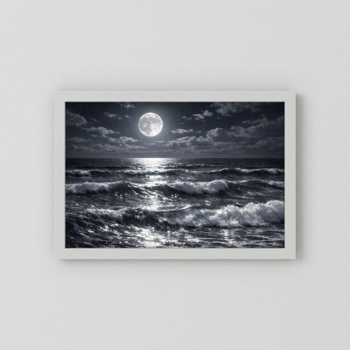 Wandbild mit Vollmond und Meereswellen, Querformat in weißem Rahmen
