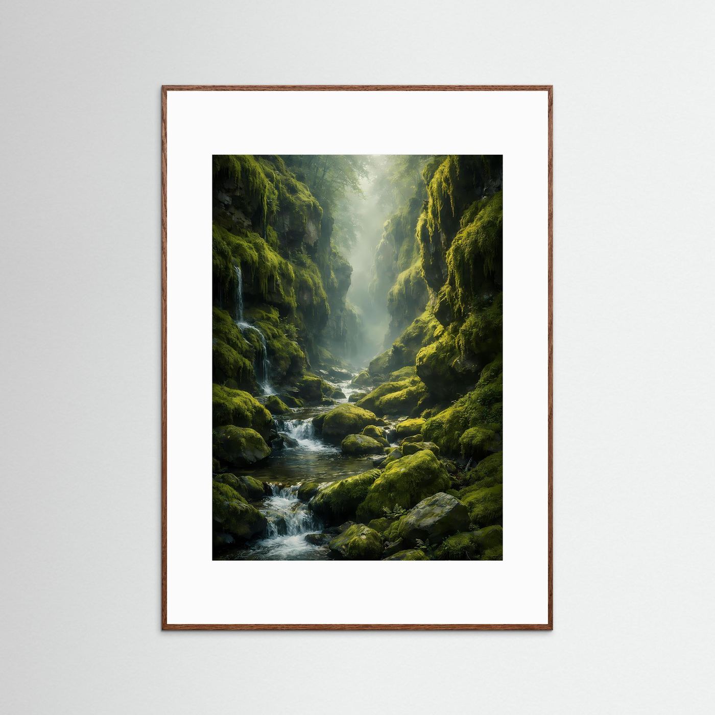 Vertikales Natur-Poster Waldschlucht mit Moosgrün und Bach; brauner Rahmen