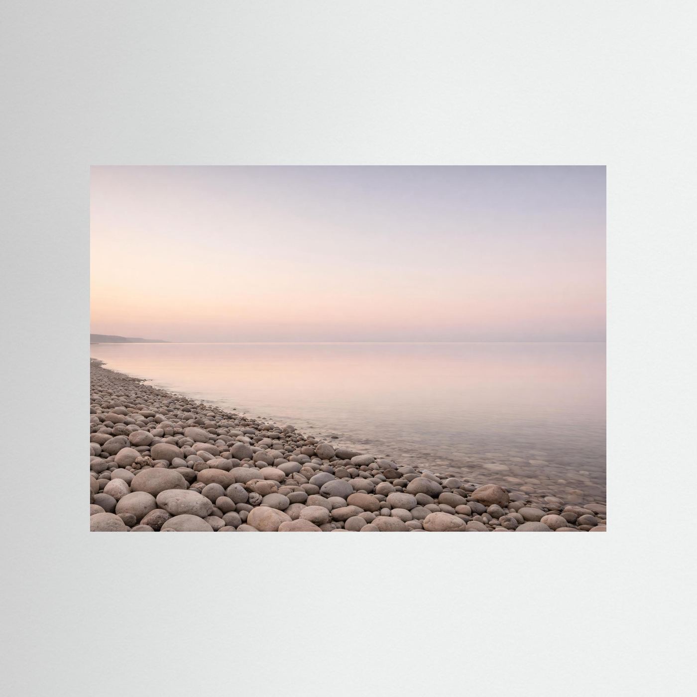 Panorama-Poster mit Kiesstrand und ruhigem Meer im Pastelllicht