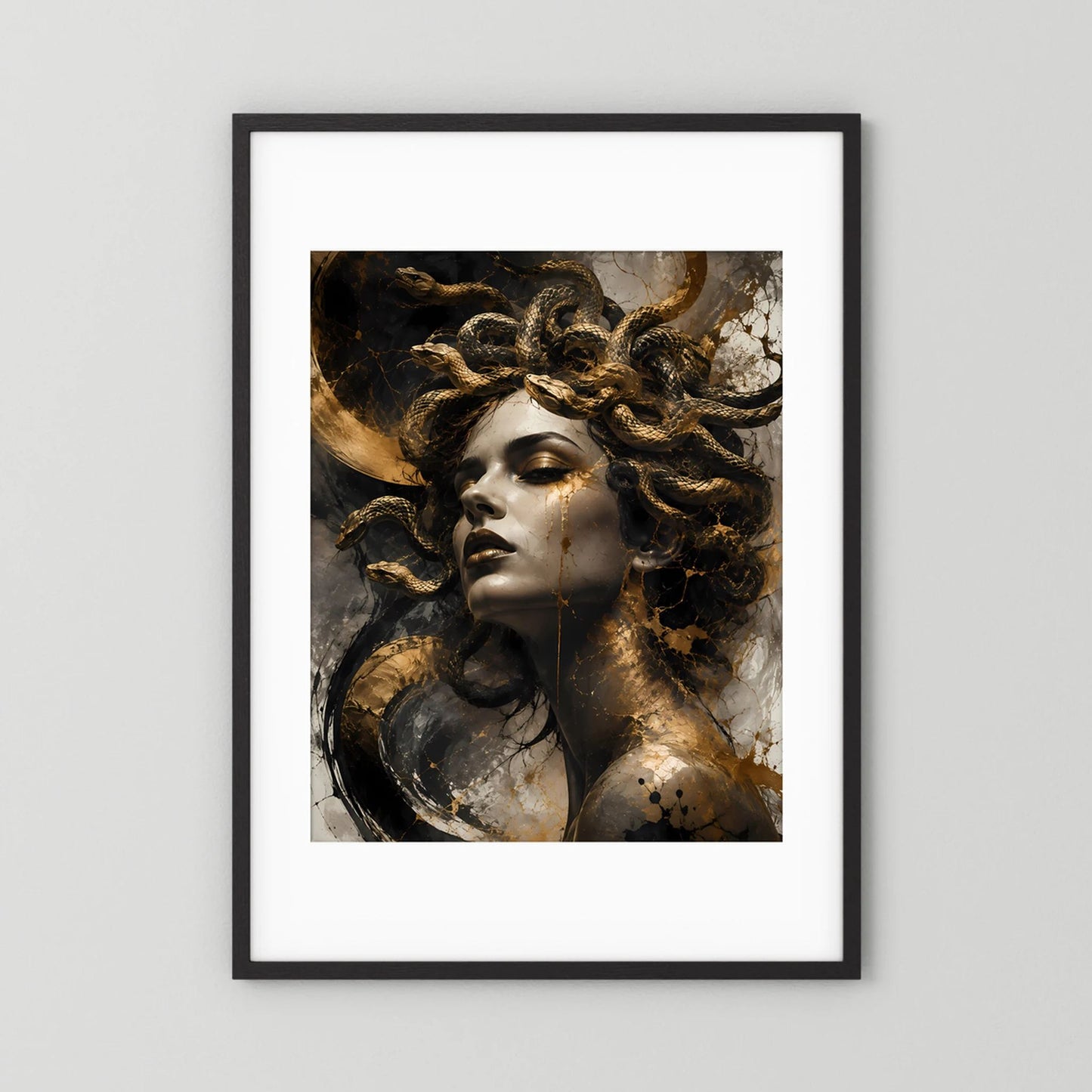 Poster im Hochformat mit Medusa-Frau in Schwarz-Gold, schwarzer Rahmen mit weißem Rand