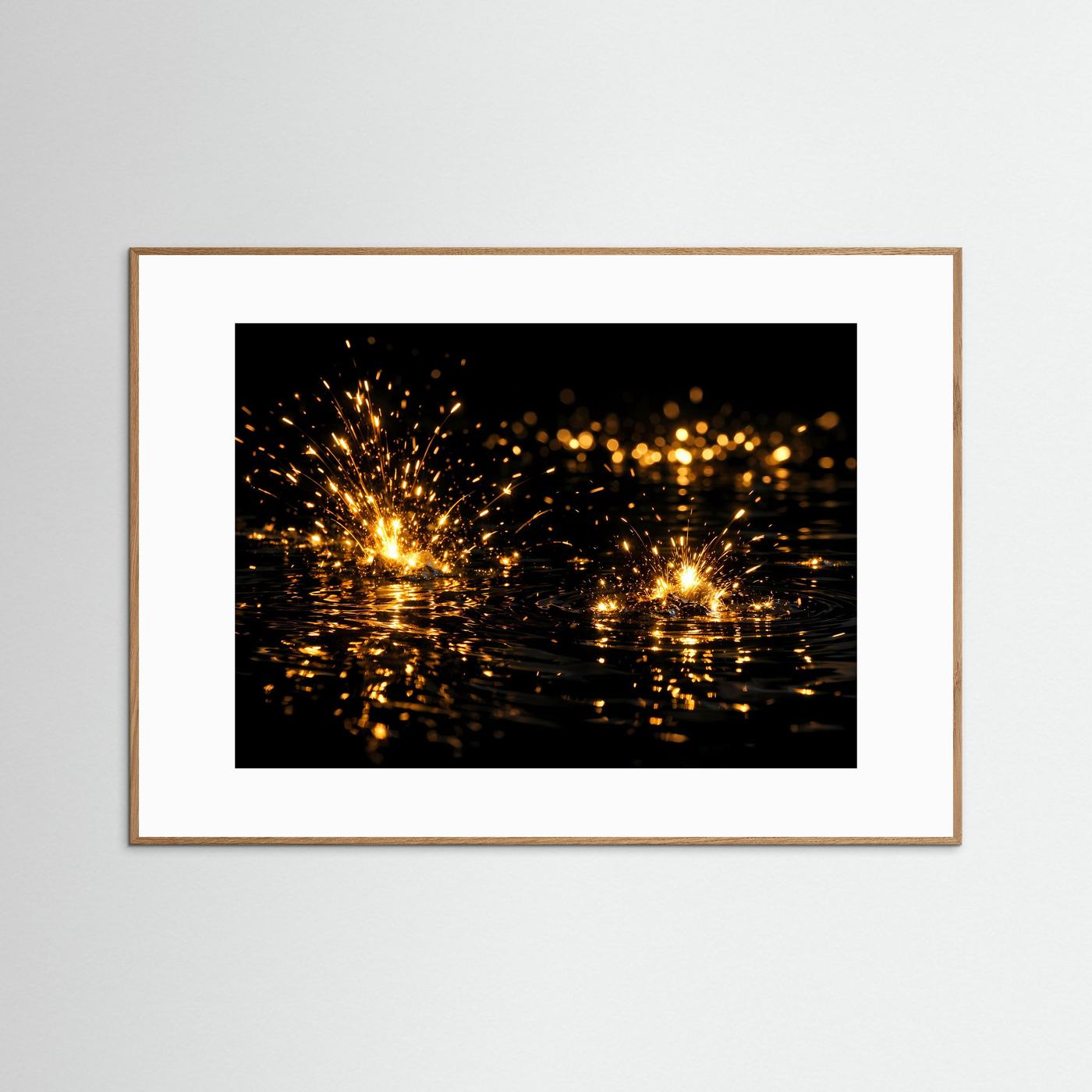 Abstraktes Wandbild mit goldenem Funkenregen auf dunklem Wasser, brauner Holzrahmen