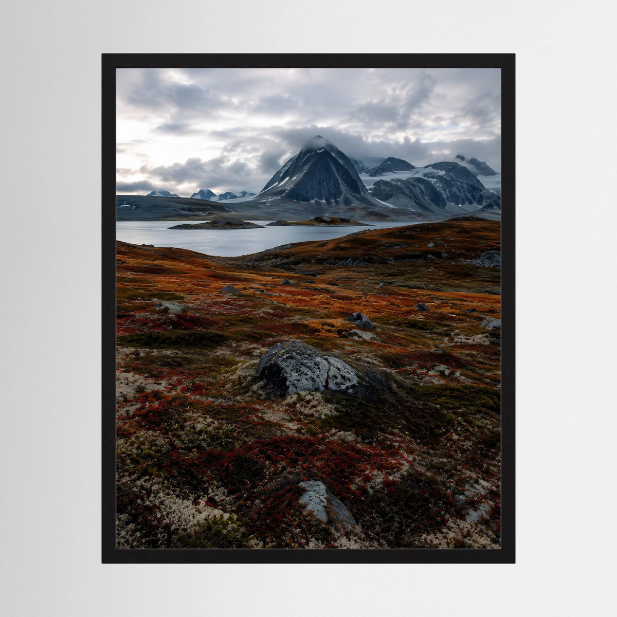 Naturposter im Hochformat mit Gebirgslandschaft, See und Felsen, schwarzer Rahmen
