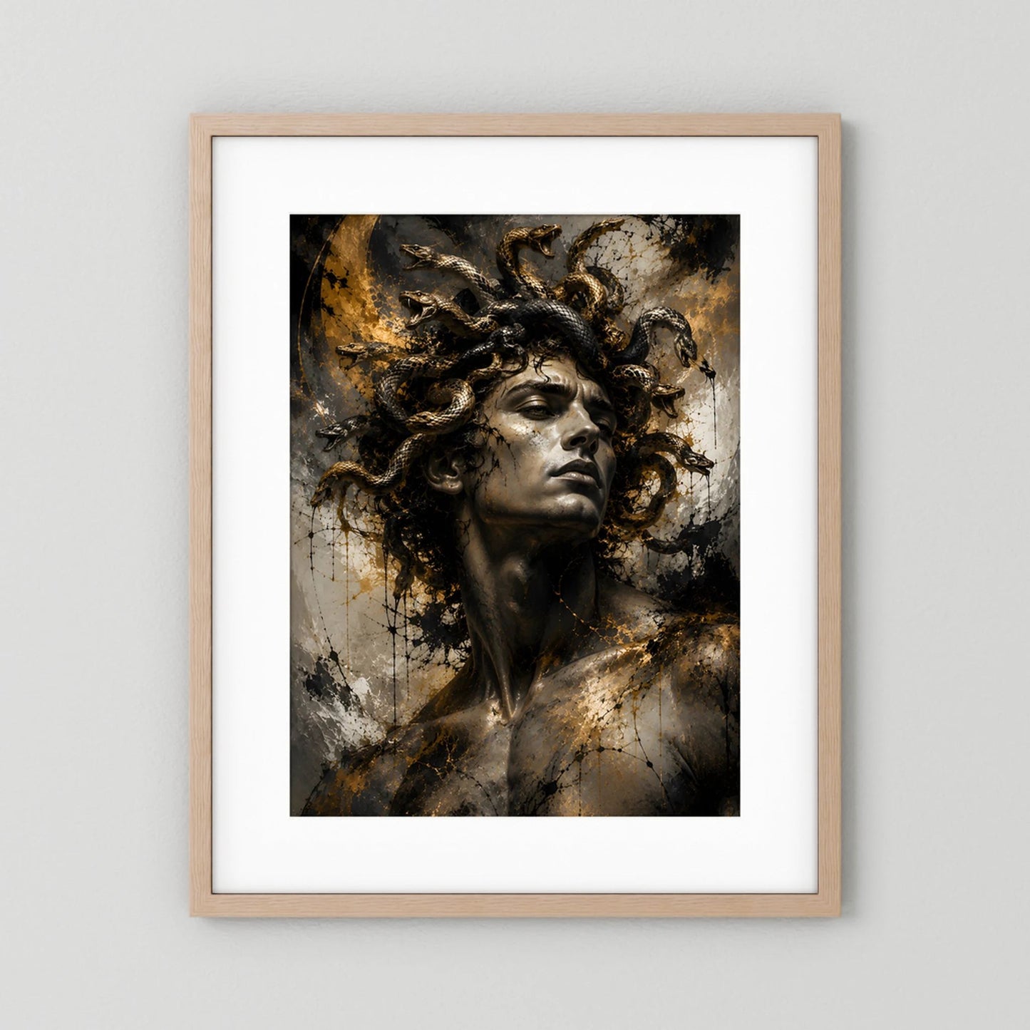 Kunstposter Hochformat im hellen Holzrahmen, Porträt mit dunklem Haar und goldenen Akzenten