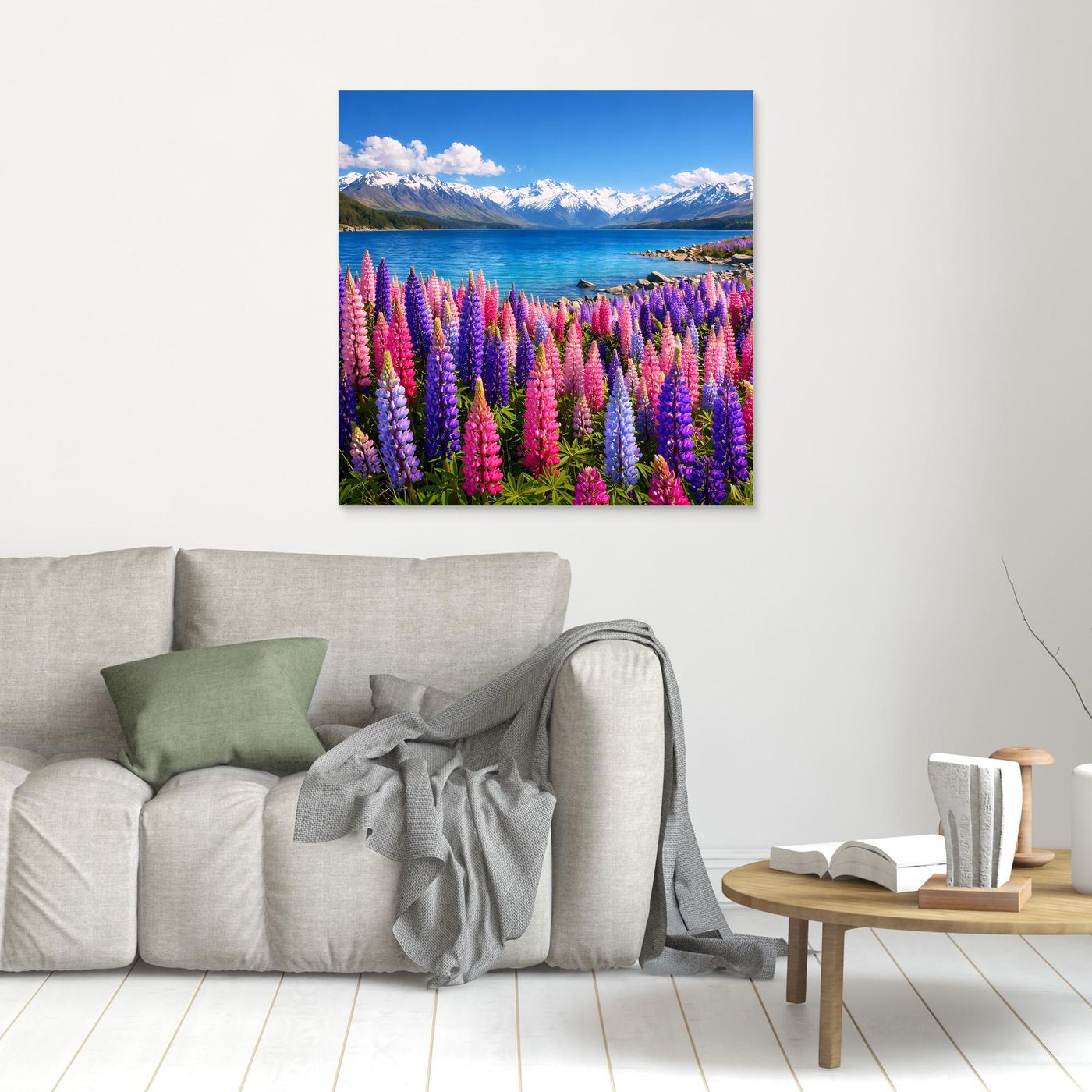 Leinwandbild mit bunten Lupinen am Bergsee, schmaler brauner Rahmen