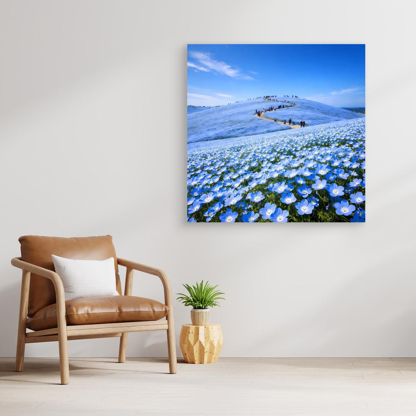 Leinwandbild mit blauen Blüten und Landschaftshügeln, mit Rahmen im Querformat
