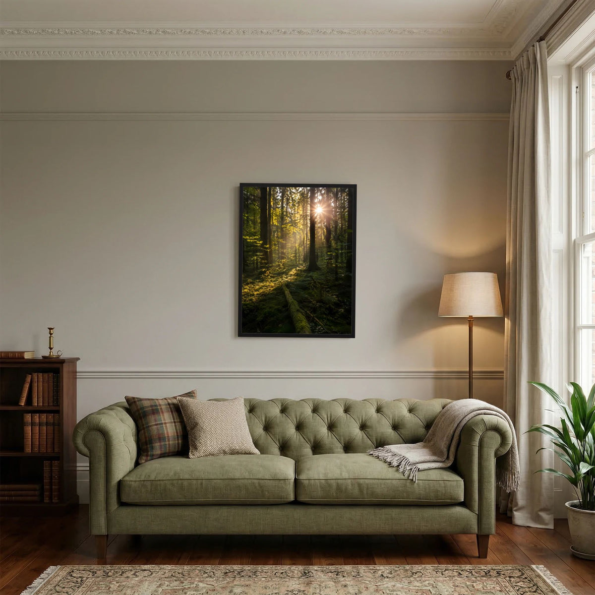 Hochformat-Poster mit Waldmotiv und Sonnenstrahlen, schwarzer Rahmen an der Wand
