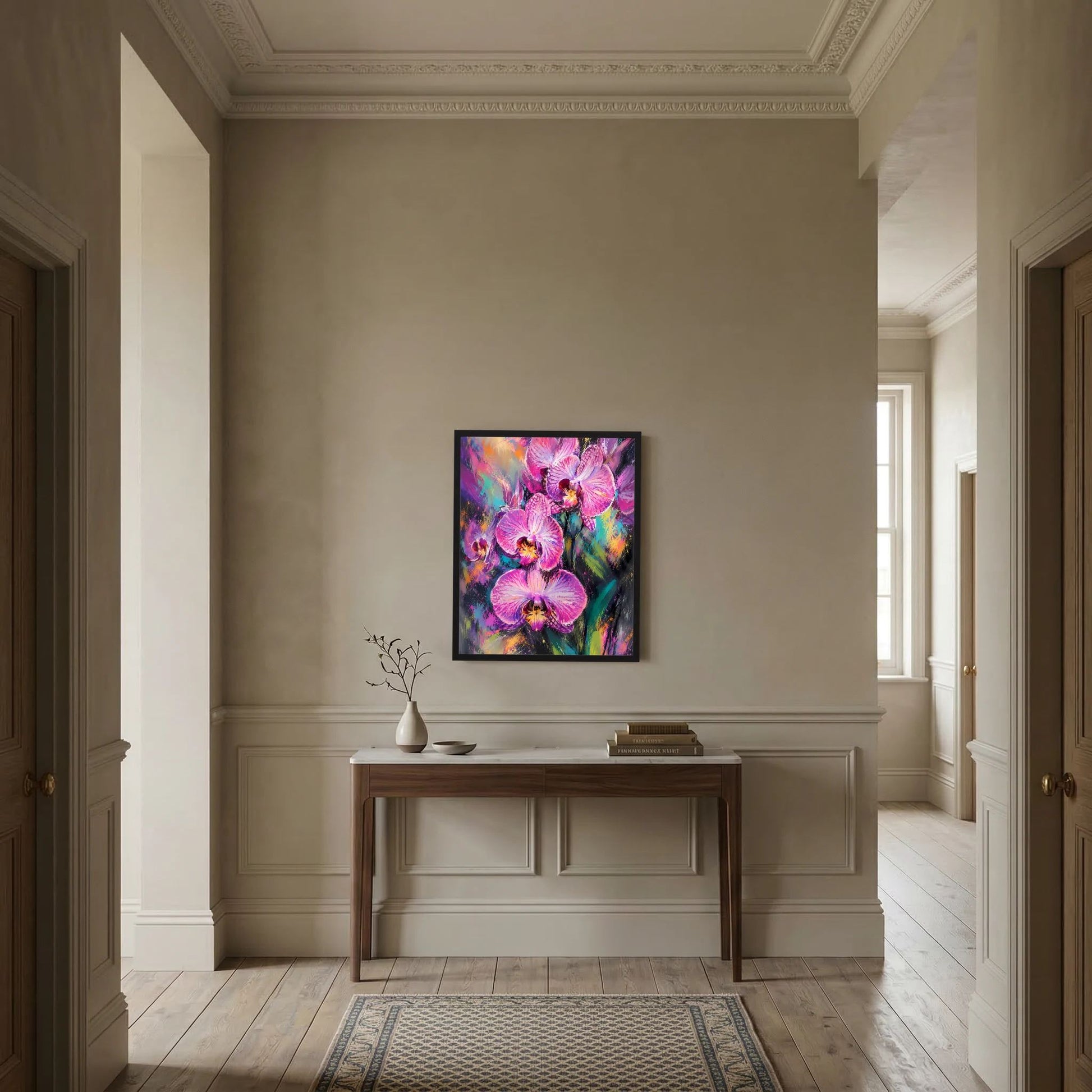 Kunstposter mit Orchideen-Motiv in Pink und Violett im schwarzen Rahmen