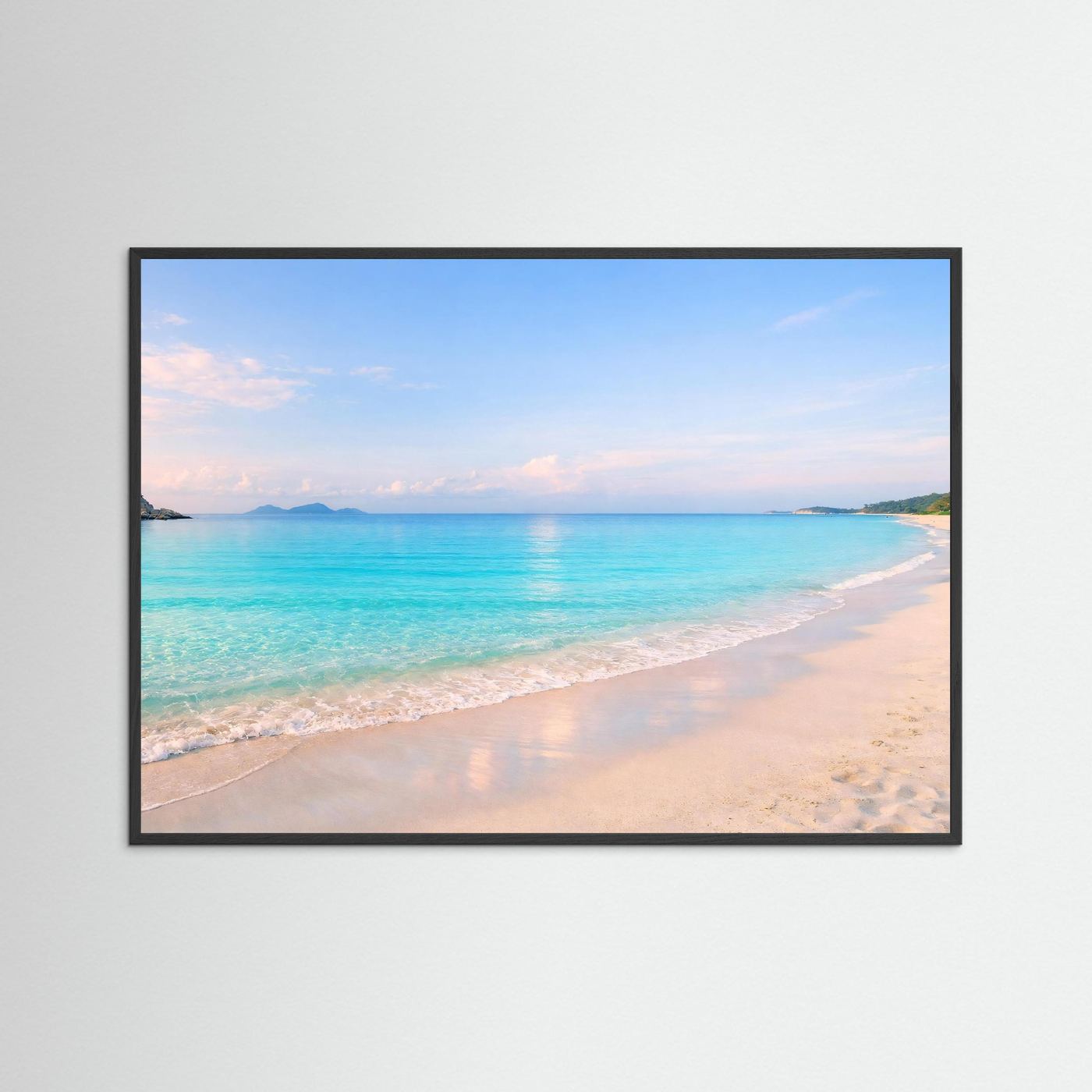 Wandbild: türkisfarbenes Meer und Sandstrand, schwarzer Rahmen