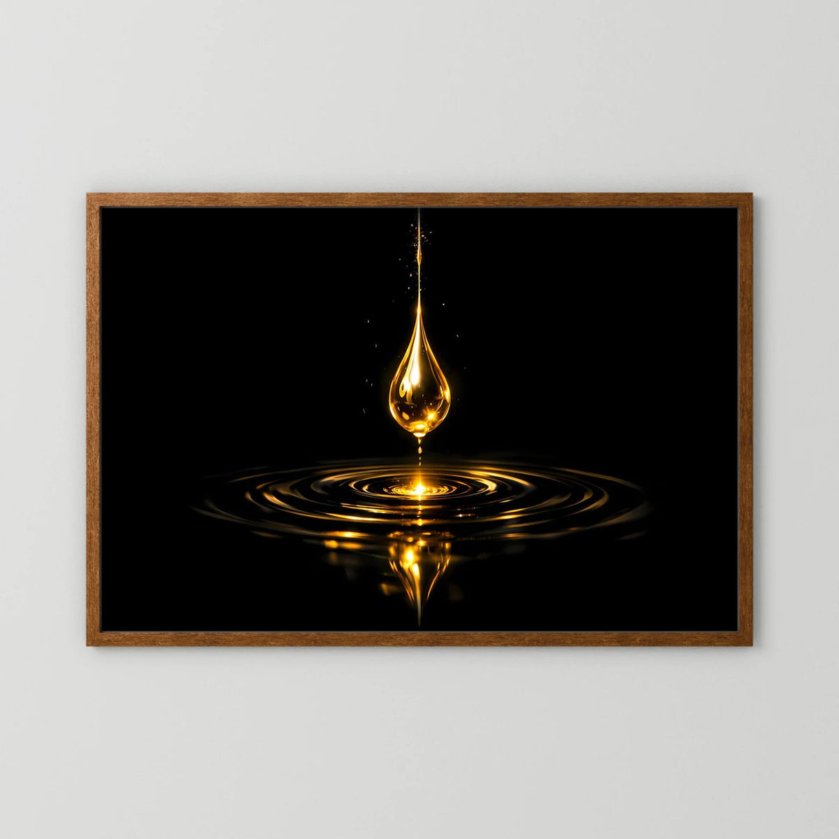 Querformat-Wandbild im dunklen Holzrahmen: goldener Wassertropfen mit Reflexion