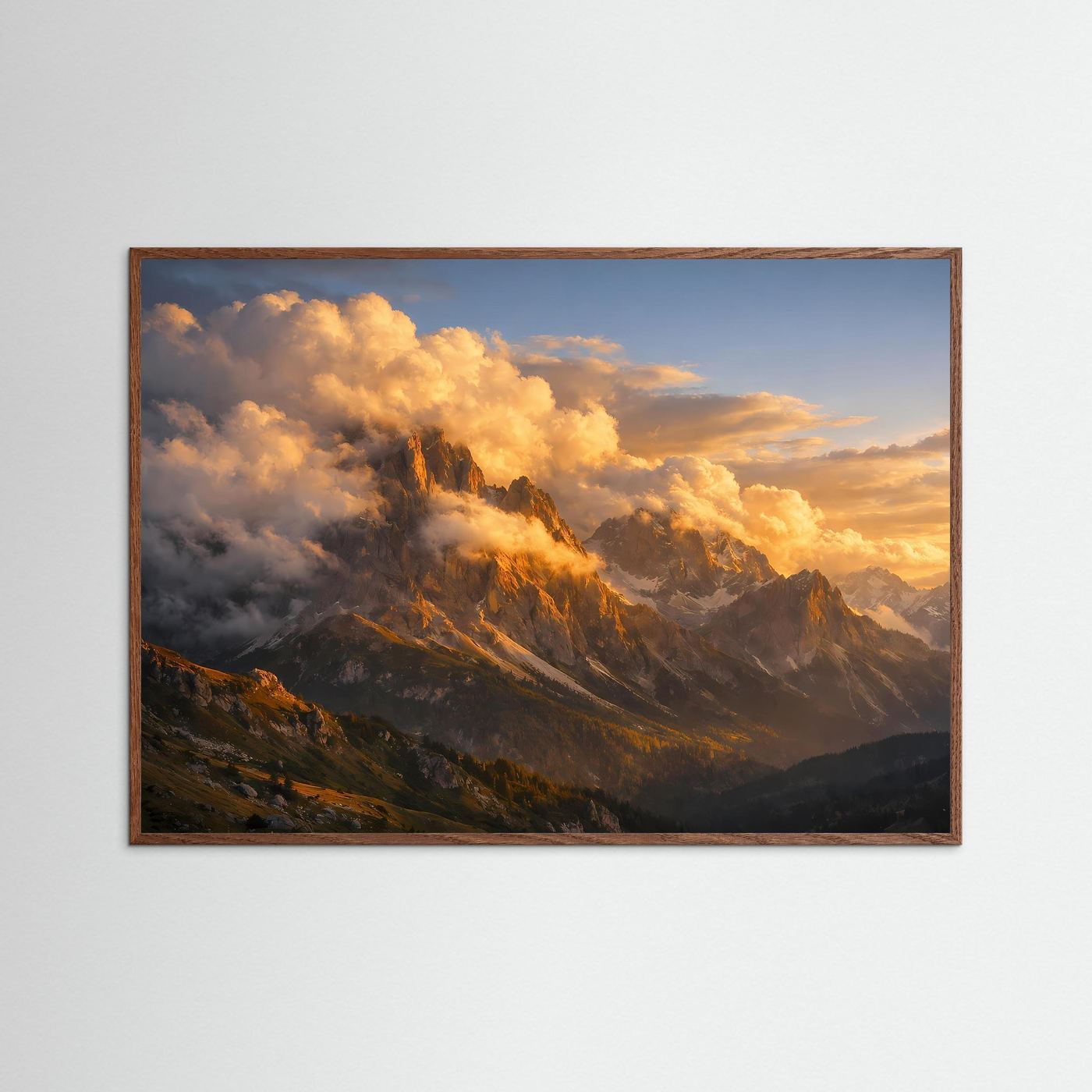 Panorama-Poster im braunen Holzrahmen mit Sonnenuntergang über Berggipfeln und Wolken