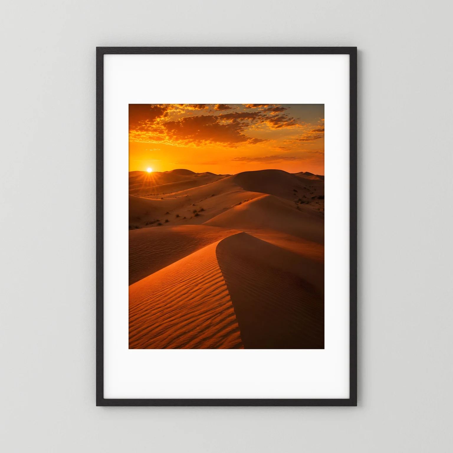 Poster mit Sanddünen bei Sonnenuntergang im schwarzen Rahmen mit weißem Rand.