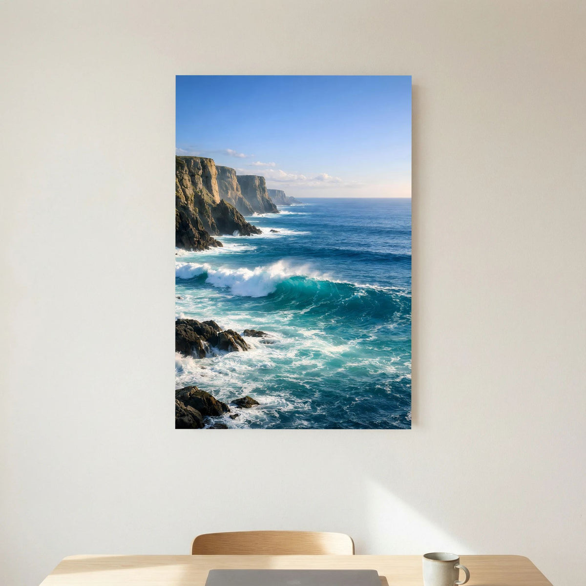 Hochformatiges Wandbild mit blauem Rand: Steilküste, Wasser und aufschäumende Wellen