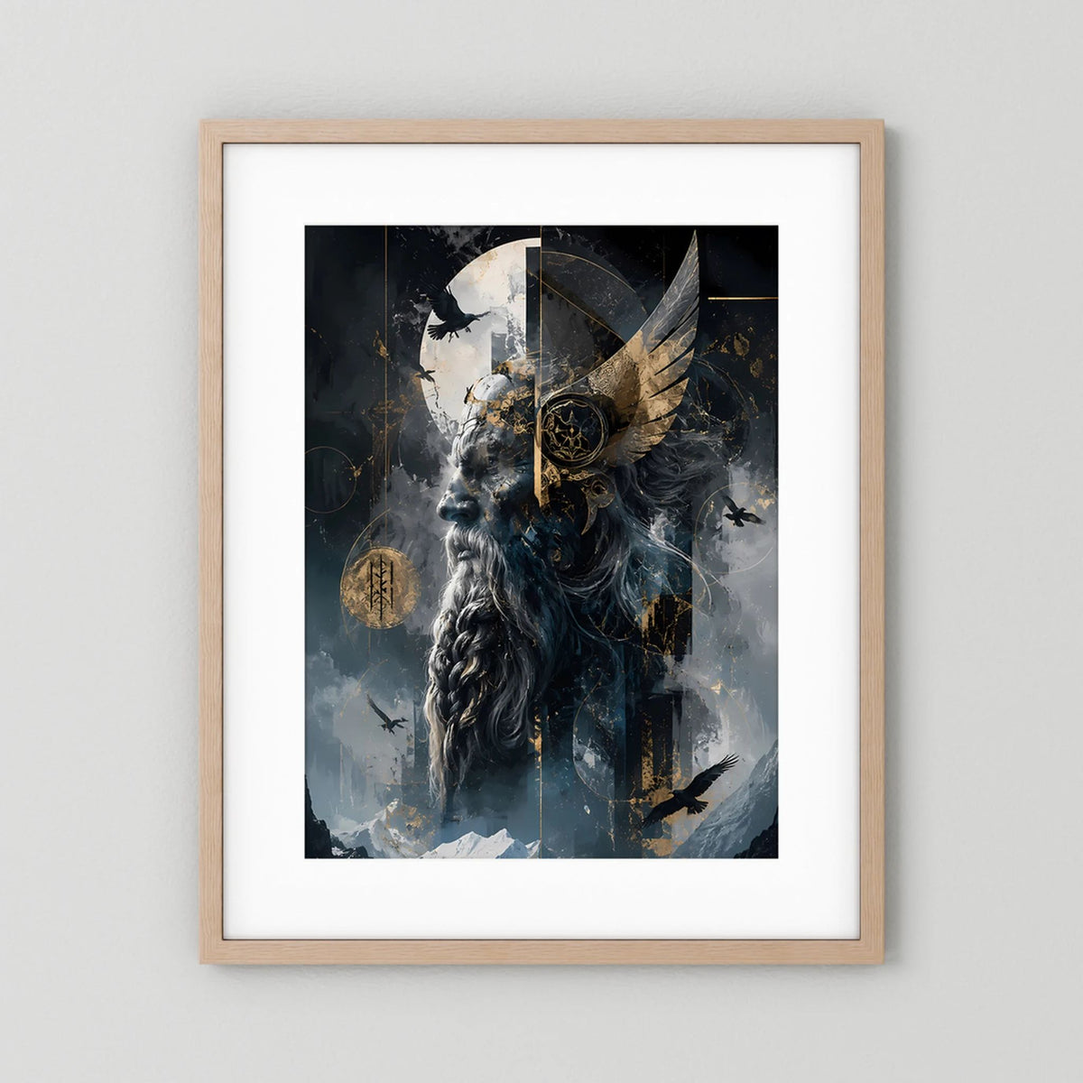 Hochformatiges Poster: Wikingerkrieger mit Rabe und goldenen Details, im hellen Holzrahmen.