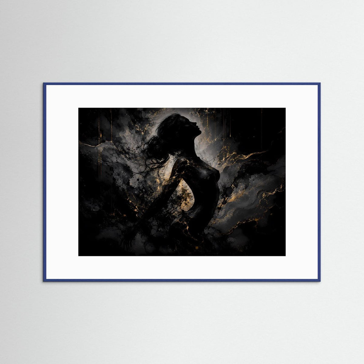 Wandbild mit abstrakter Frauensilhouette in Schwarz und Gold, im blauen Rahmen