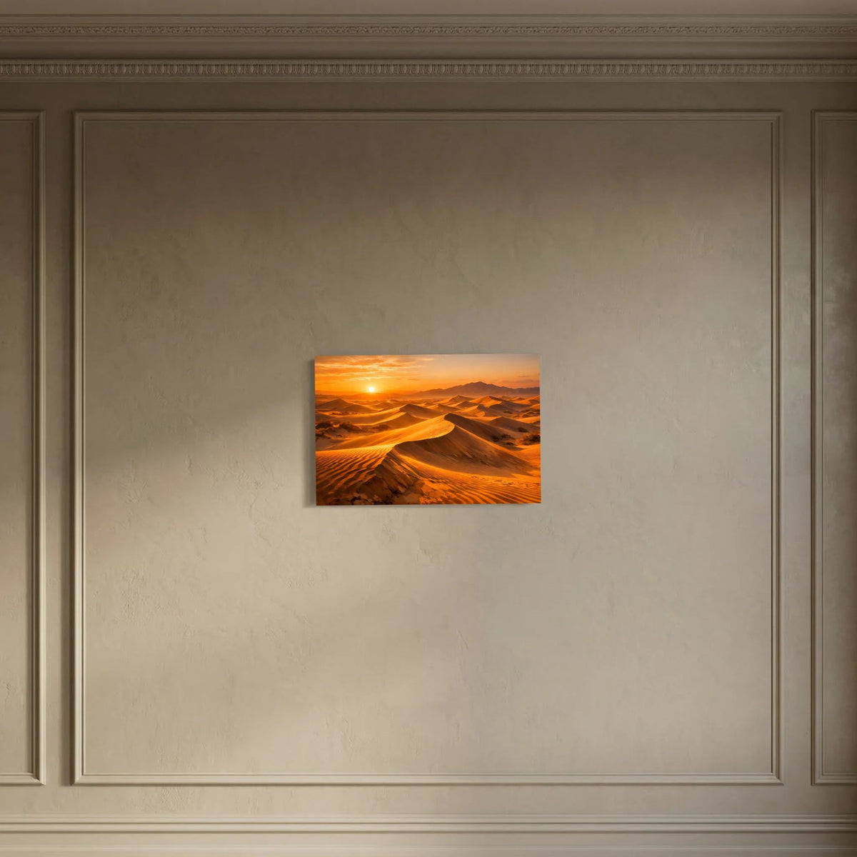 Wandbild mit Wüstenlandschaft und Abendsonne in klassischer Wandumrahmung