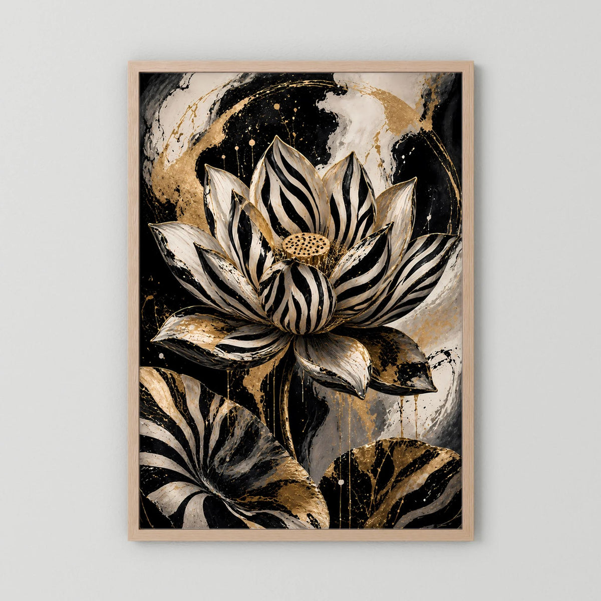 Abstraktes Lotusposter mit hellem Holzrahmen: gestreifte Blüten in Schwarz, Beige und Gold