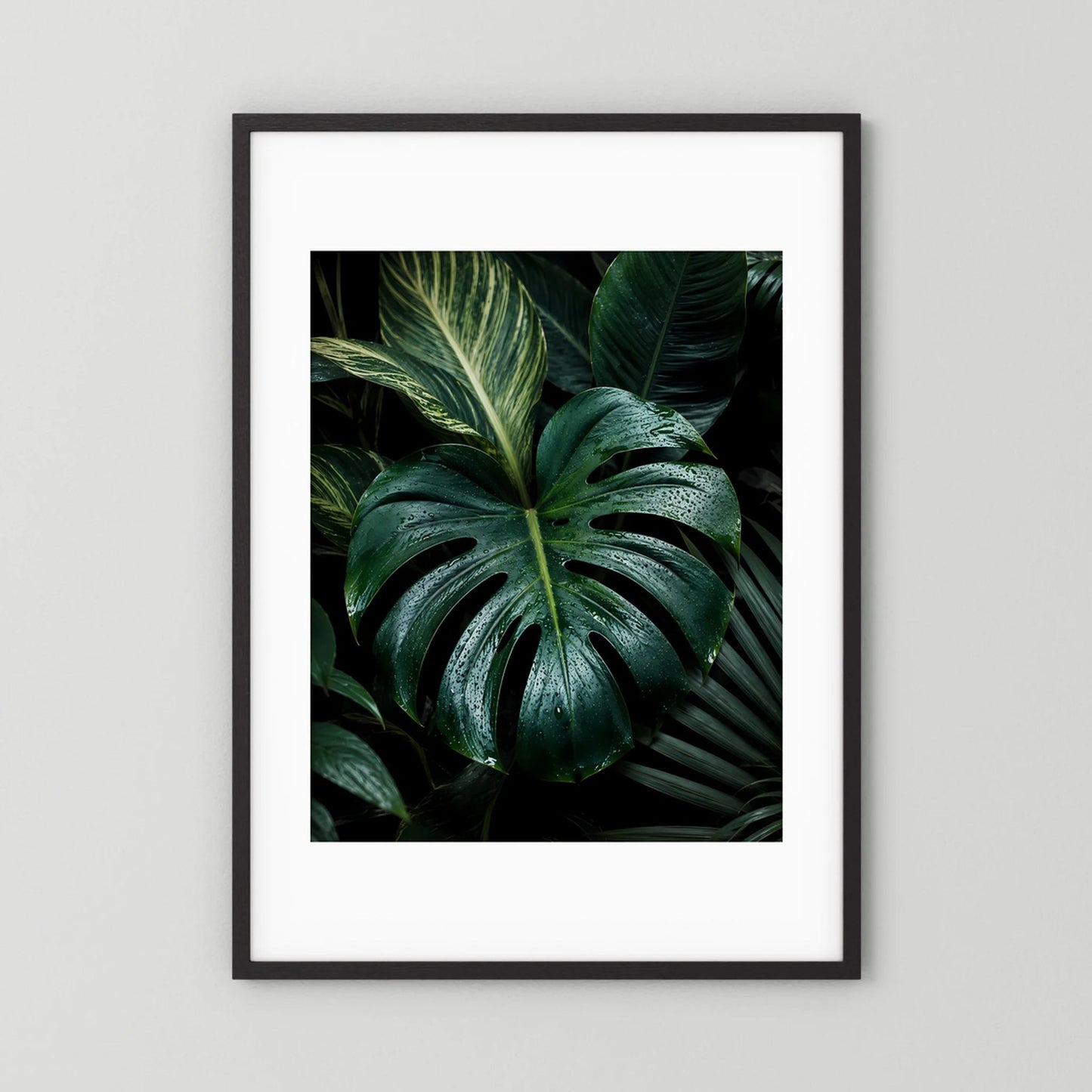 Poster mit Monstera-Tropenblättern, dunkelgrün, schwarz gerahmt, weißer Rand