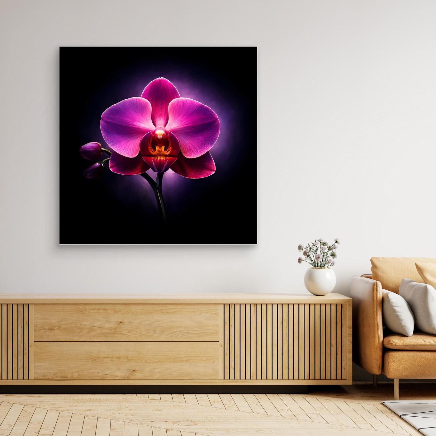 Gerahmtes quadratisches Leinwandbild: leuchtende Orchidee in Pink auf dunklem Hintergrund, schwarz gerahmt.