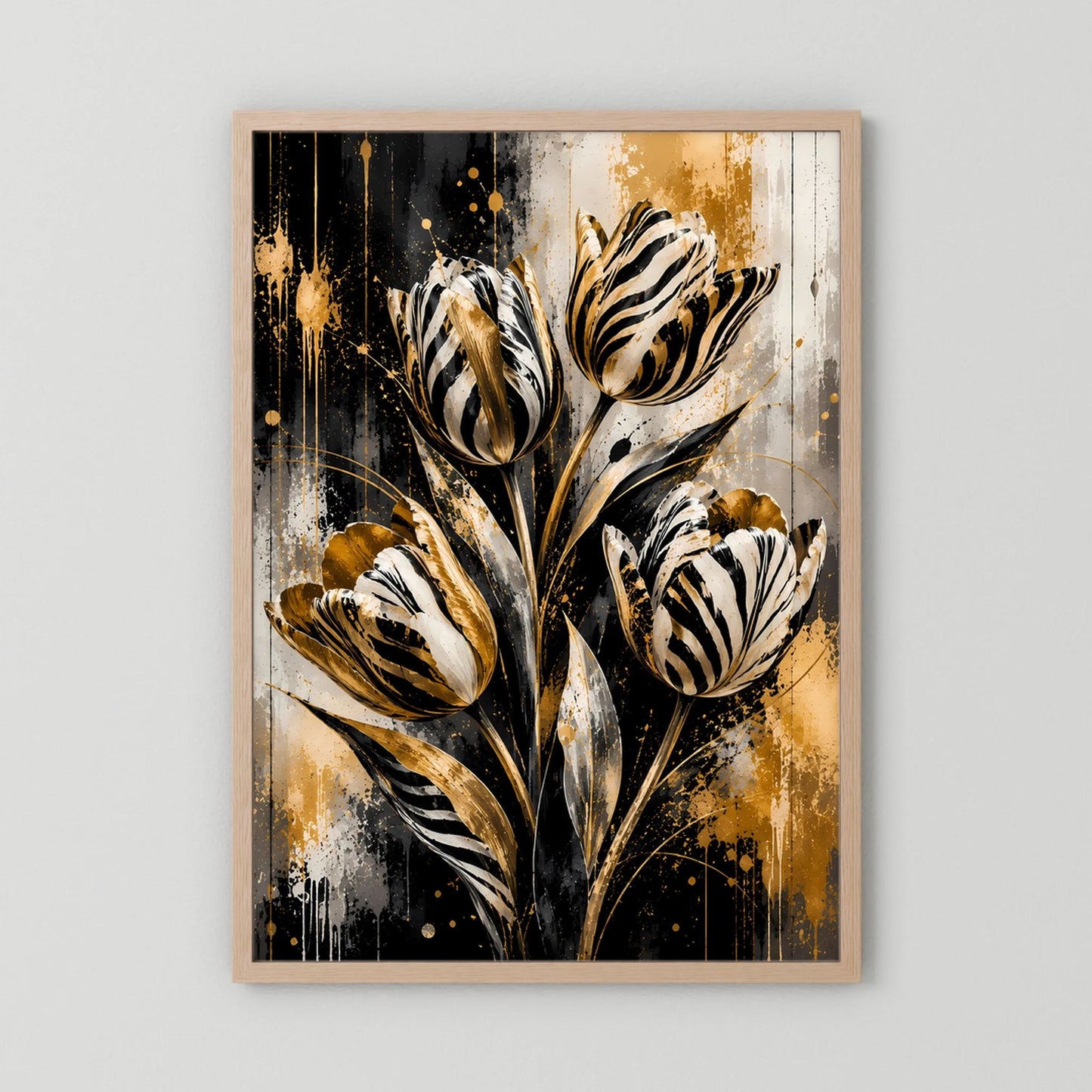 Hochformatiges Poster mit abstrakten Tulpen in Schwarz, Weiß und Gold, im hellbraunen Holzrahmen