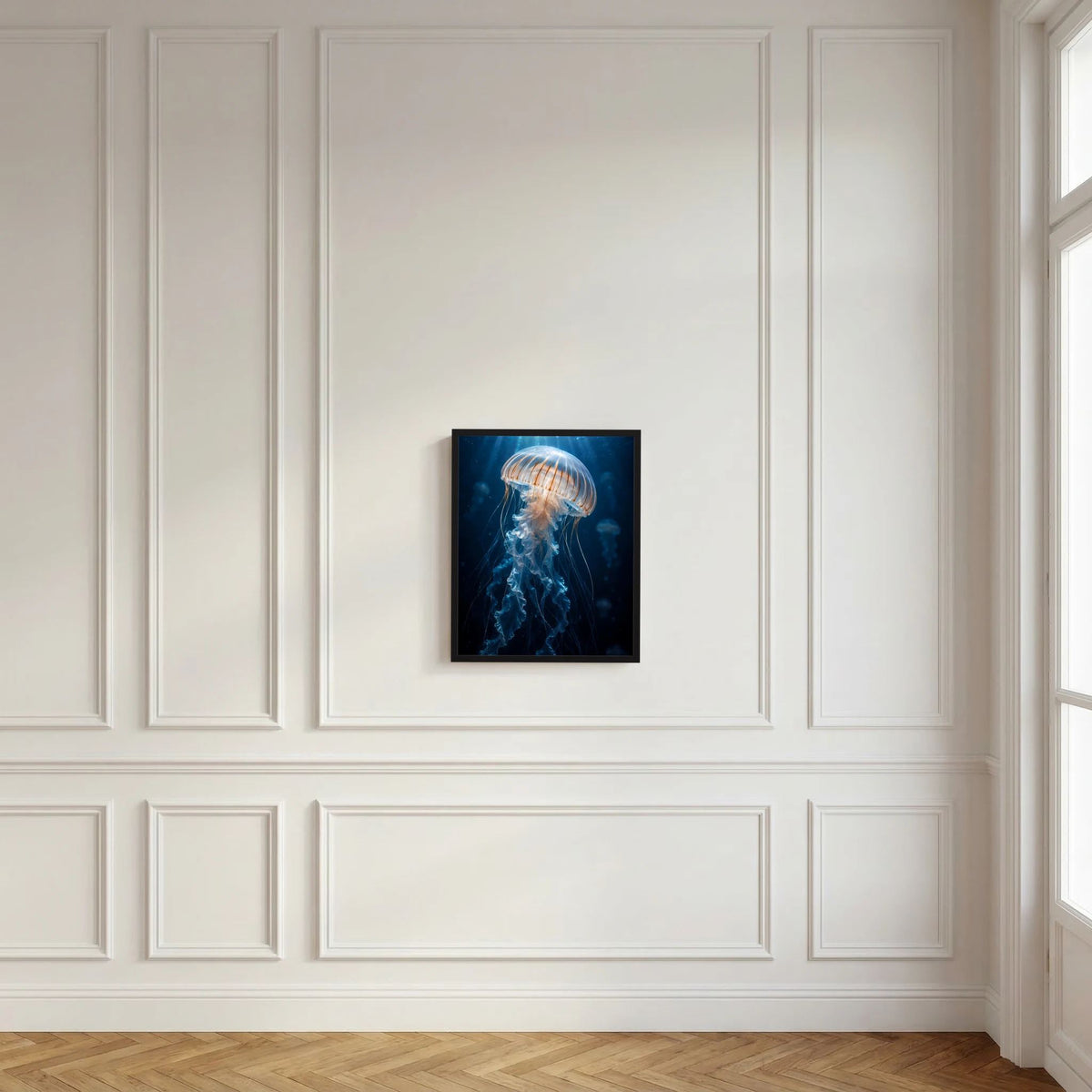 Wandposter mit blauer Qualle unter Wasser im schwarzen Rahmen