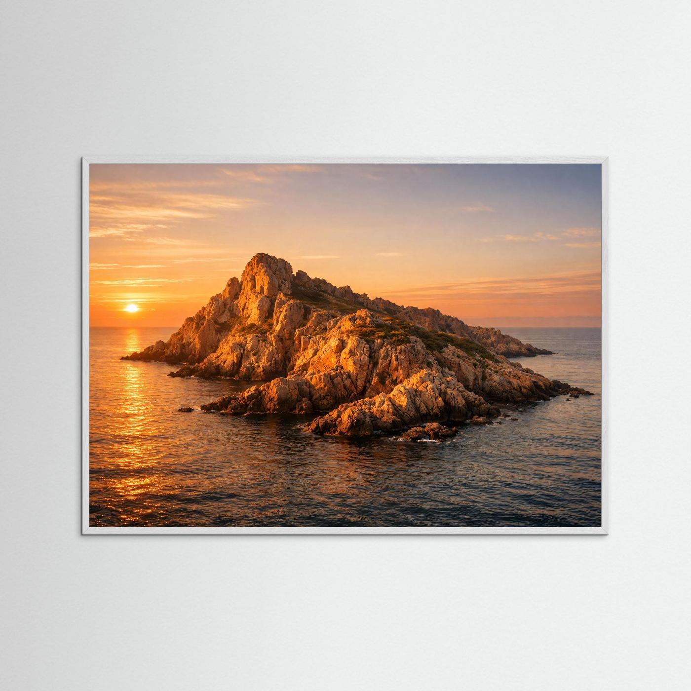 Panorama-Naturposter im grauen Rahmen mit goldfarbenem Sonnenuntergang über felsiger Insel