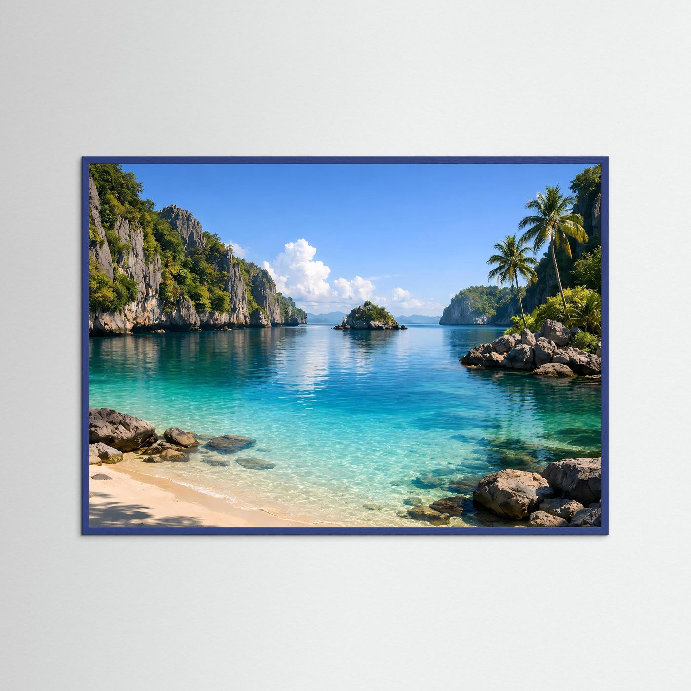 Gerähmtes Strand-Poster im Querformat mit türkisblauem Wasser, Felsen und Palmen